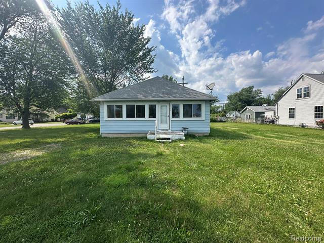 front view picture of 3363 Parkwood Avenue, Monroe, MI. 48162