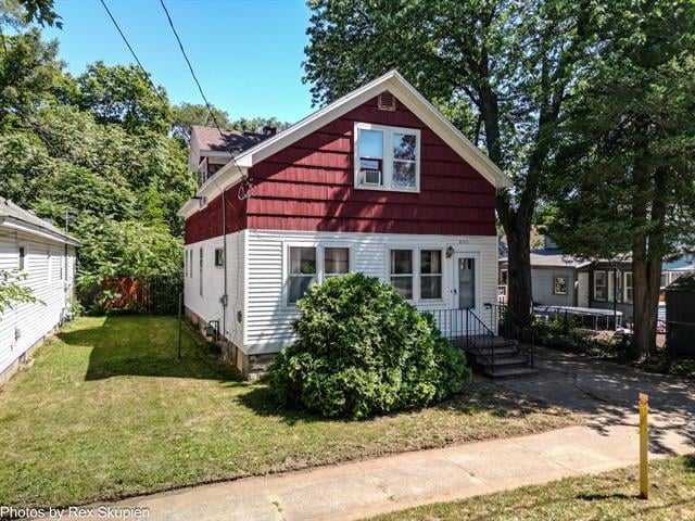 front view picture of 892 W Forest Avenue, Muskegon, MI. 49441
