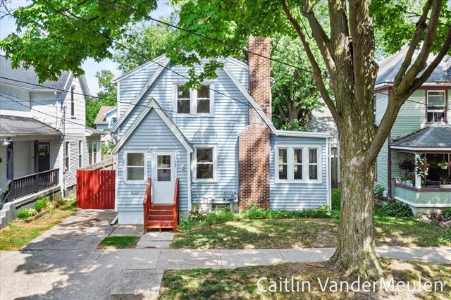 front view picture of 1340 Ashland Avenue Ne, Grand Rapids, MI. 49505
