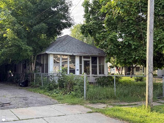 front view picture of 863 Tacken Street, Flint, MI. 48532
