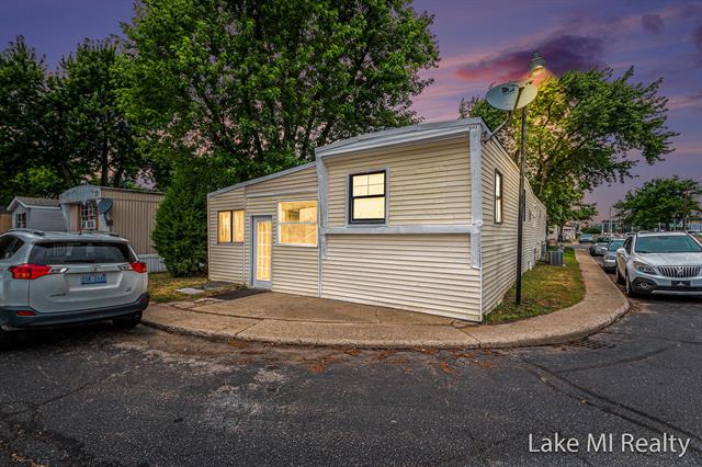 front view picture of 823 Dolphin Street Sw, Wyoming, MI. 49509