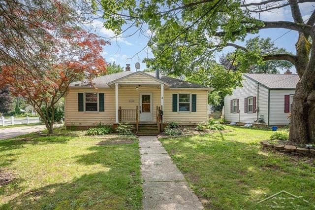 front view picture of 114 E Sugnet Road, Midland, MI. 48642