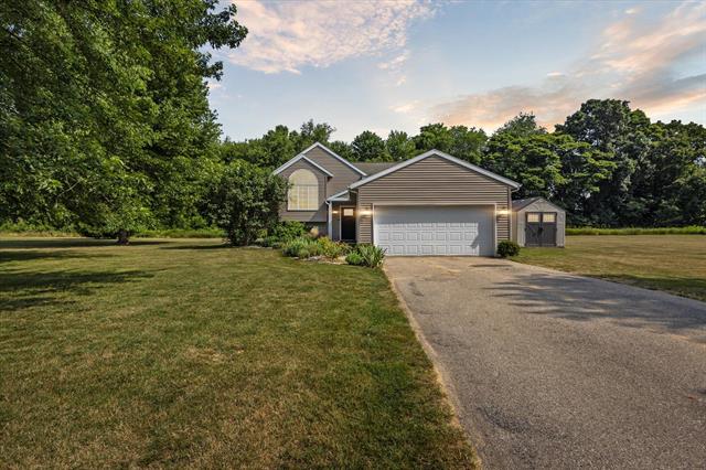 front view picture of 6487 Fox Run Drive Ne, Rockford, MI. 49341