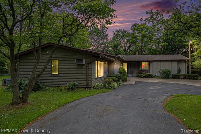 front view picture of 10167 W Pierson Road W, Flushing, MI. 48433