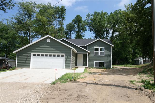 front view picture of 203 2Nd Street, Fennville, MI. 49408