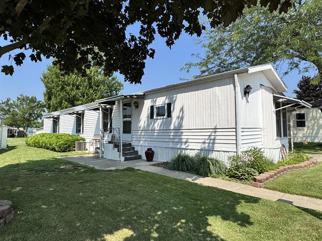 front view picture of 413 Redmond Drive, Blissfield, MI. 49228