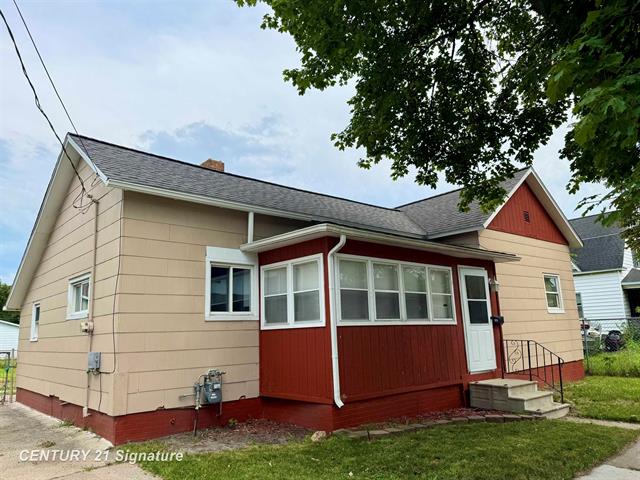 front view picture of 2415 Garfield Avenue, Bay City, MI. 48708
