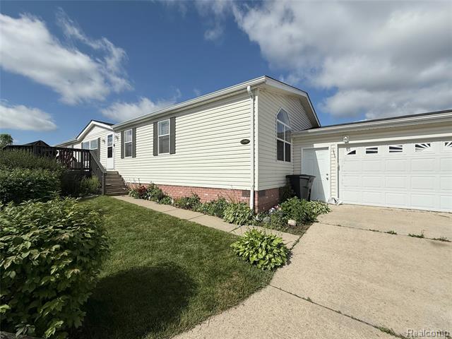 front view picture of 11966 Bristlewood Court, South Lyon, MI. 48178