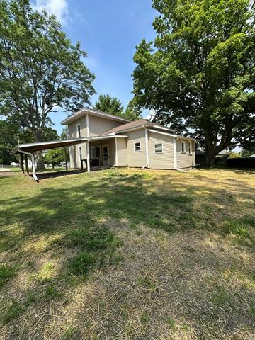 front view picture of 811 W Lincoln Avenue, Ionia, MI. 48846