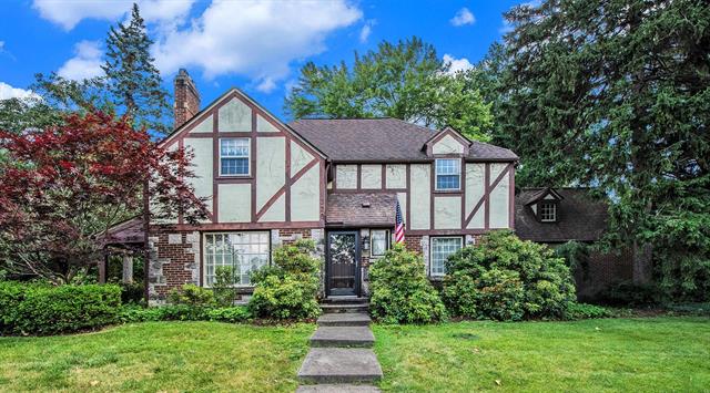 front view picture of 320 Boltwood Drive Ne, Grand Rapids, MI. 49505