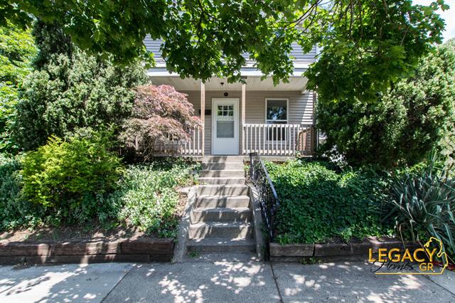 front view picture of 445 Prince Street Se, Grand Rapids, MI. 49507