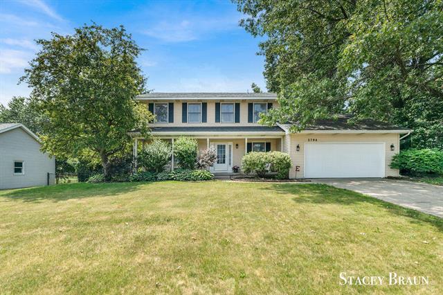 front view picture of 2704 Curticewood Drive Ne, Grand Rapids, MI. 49525
