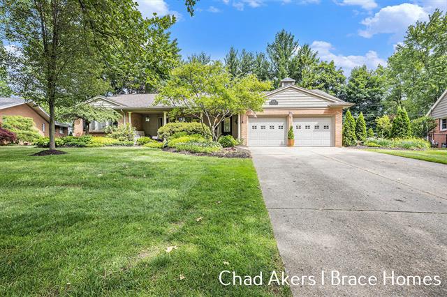 front view picture of 541 Russwood Street Ne, Grand Rapids, MI. 49505