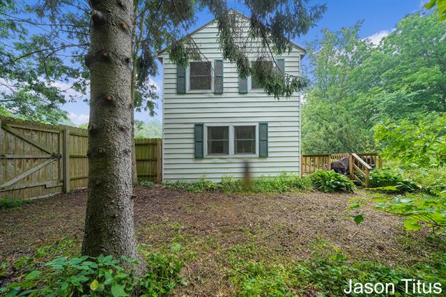 front view picture of 2381 Whites Bridge Road, Lowell, MI. 49331