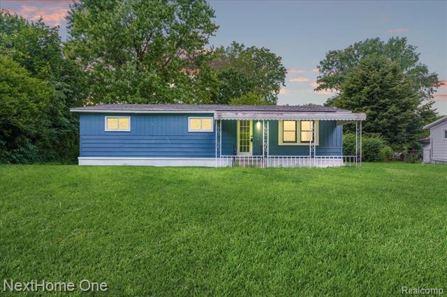front view picture of 612 Red Oaks Drive, Howell, MI. 48843