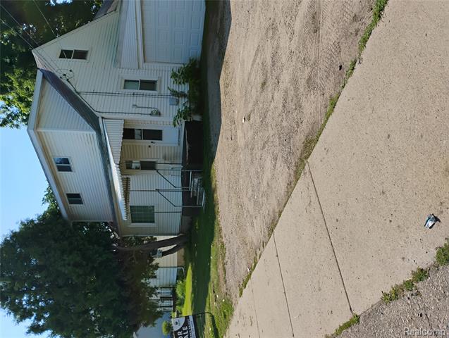 front view picture of 2066 E Bristol Road, Burton, MI. 48529