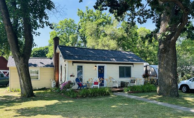 front view picture of 609 E Van Deinse Street, Greenville, MI. 48838