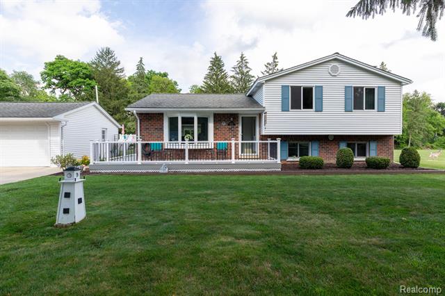 front view picture of 9026 Woodside Road, Northville, MI. 48167