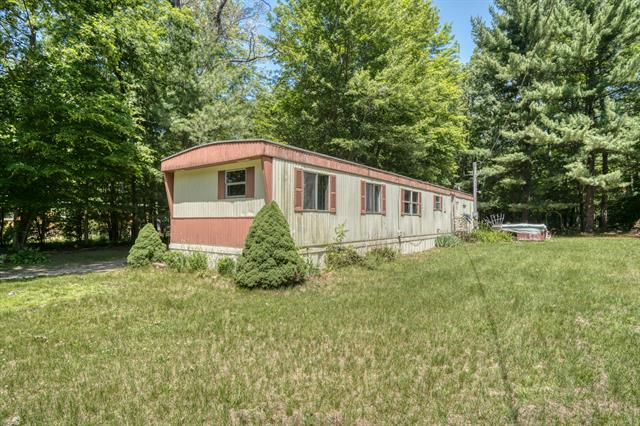 front view picture of 9009 E 36Th Street, Newaygo, MI. 49337