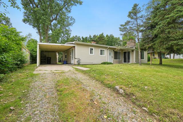 front view picture of 10416 Lakeview Drive, Whitmore Lake, MI. 48189