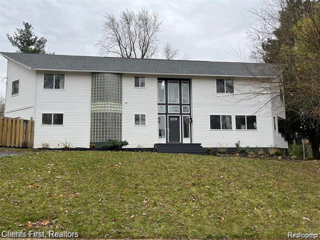front view picture of 4199 Motorway Dr, Waterford, MI. 48328