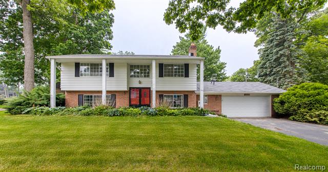 front view picture of 1231 Duckwood Ct, White Lake, MI. 48383