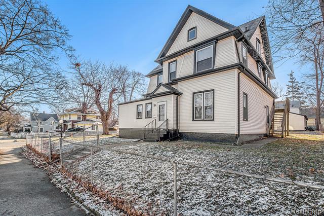 front view picture of 110 Whittemore St, Pontiac, MI. 48342