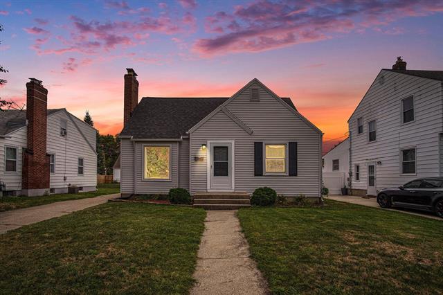 front view picture of 1756 Tamarack Avenue Nw, Grand Rapids, MI. 49504