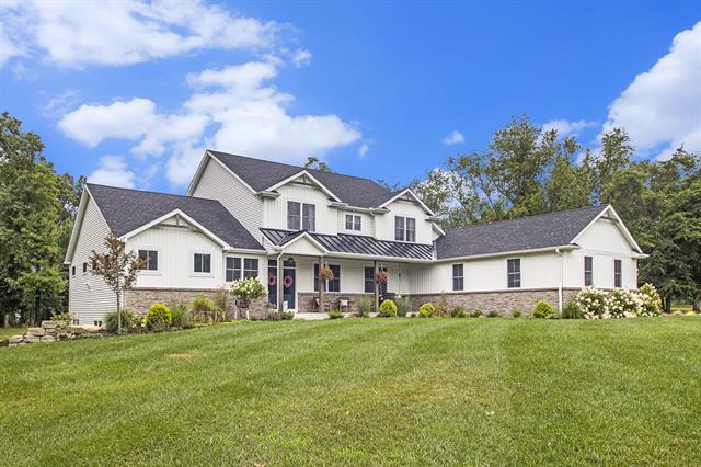 front view picture of 68575 W Banks Drive, Edwardsburg, MI. 49112