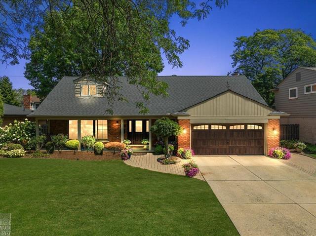 front view picture of 968 Moorland Drive, Grosse Pointe, MI. 48236