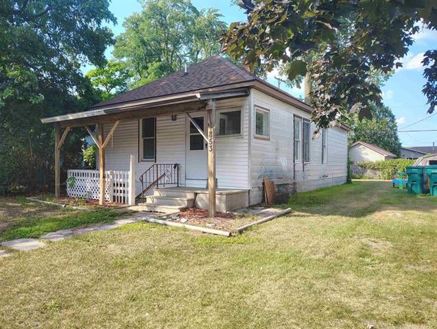front view picture of 853 Shady Shore Drive, Bay City, MI. 48706