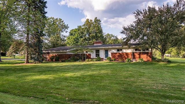 front view picture of 26150 Barbados Road, Farmington, MI. 48335