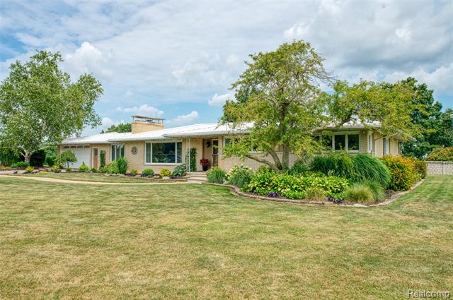 front view picture of 18999 Weller Road, Gregory, MI. 48137