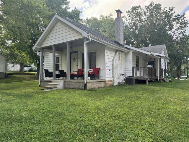 front view picture of 513 E St Clair Street, Almont, MI. 48003