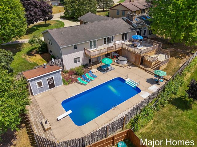 front view picture of 2650 Oldepointe Drive Ne, Grand Rapids, MI. 49525