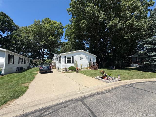 front view picture of 11 Crane Lake Drive, Linden, MI. 48451
