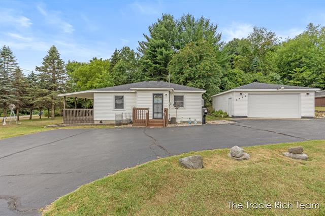 front view picture of 6894 Kuttshill Drive Ne, Rockford, MI. 49341
