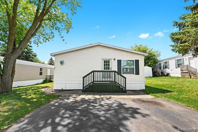 front view picture of 26 Hummingbird Drive, Lake Orion, MI. 48359