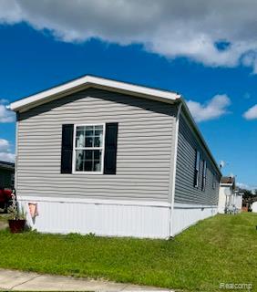 front view picture of 29977 Applewood, Flat Rock, MI. 48134