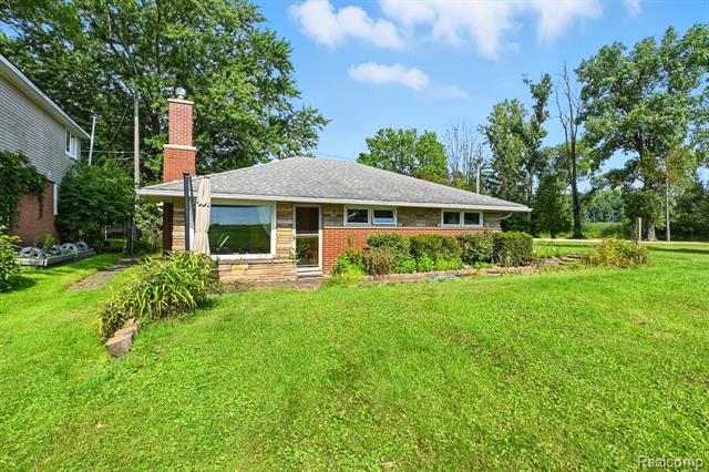 front view picture of 8814 Pellett Drive, Whitmore Lake, MI. 48189