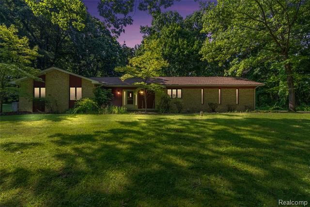 front view picture of 250 Scottshill Road, Milford, MI. 48381