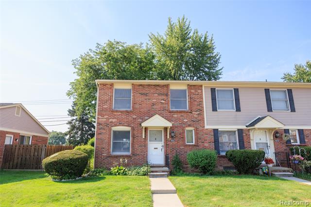front view picture of 19932 S Great Oaks Circle, Clinton Township, MI. 48036