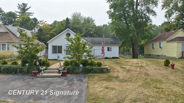 front view picture of 728 Bay Road, Bay City, MI. 48706