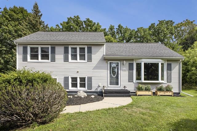 front view picture of 2005 Cascade Drive, Jackson, MI. 49203