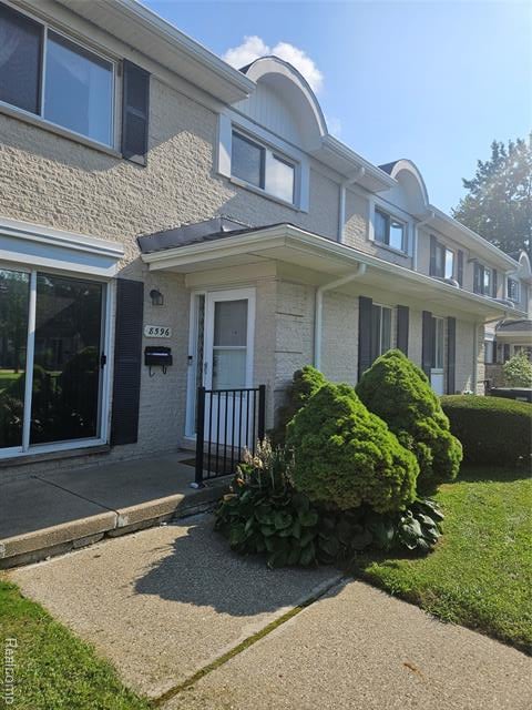 front view picture of 8596 Hampshire Drive, Sterling Heights, MI. 48313