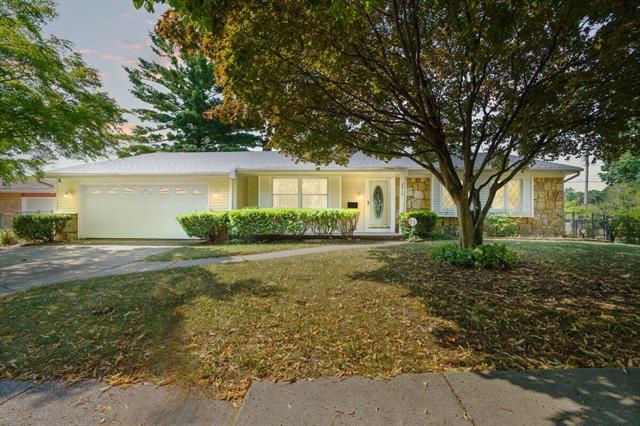 front view picture of 2415 Woodview Drive, Lansing, MI. 48911