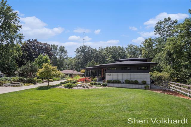 front view picture of 1461 Perkins Avenue Ne, Grand Rapids, MI. 49505