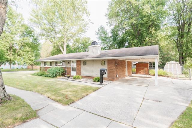 front view picture of 901 Airflied Lane, Midland, MI. 48642