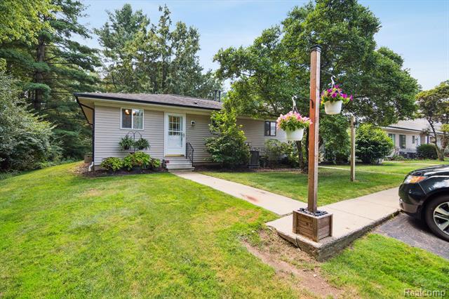 front view picture of 4521 Westbrook Drive, Jackson, MI. 49201