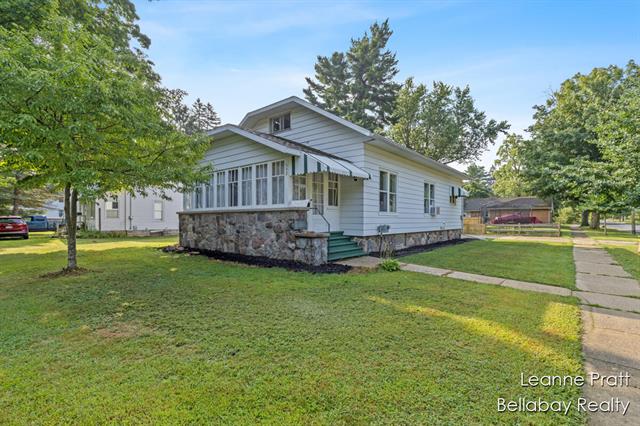 front view picture of 502 E Madison Street, Hastings, MI. 49058